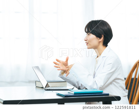 說話的白大褂中年婦女 說話的白大褂中年婦女 122591811