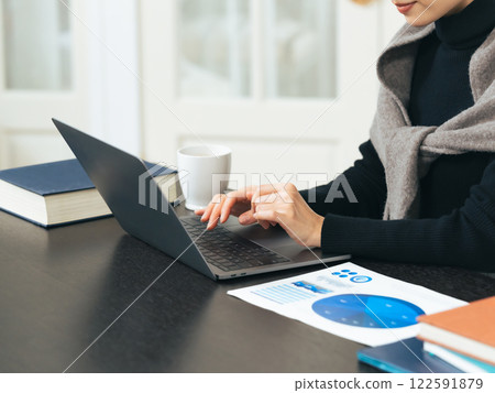 在辦公桌上使用筆記型電腦工作的女性 122591879
