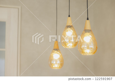 裸露的燈泡懸掛在天花板上 裸露的燈泡懸掛在天花板上 122591907