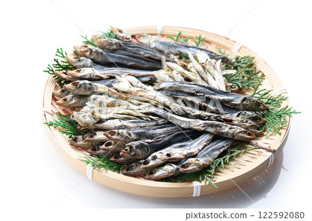 Small dried fish in a basket (mezashi, niboshi) 122592080