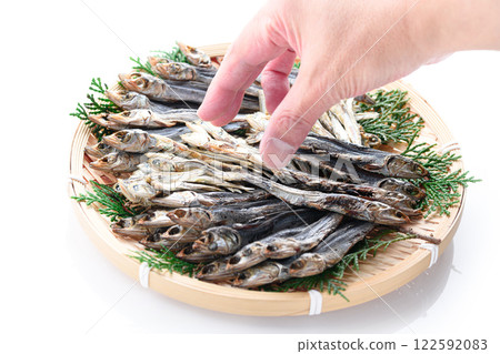籃子裡的小乾魚(mezashi、niboshi) 籃子裡的小乾魚(mezashi、niboshi) 122592083