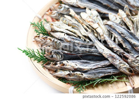 Small dried fish in a basket (mezashi, niboshi) 122592086