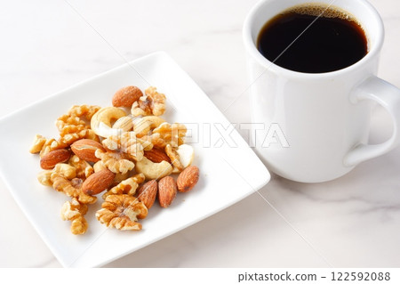 Nutritious mixed nuts and freshly brewed, aromatic coffee 122592088