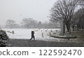 走在白雪皚皚的公園 122592470
