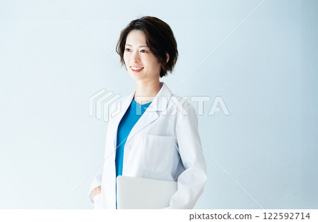 A woman in a white coat 122592714
