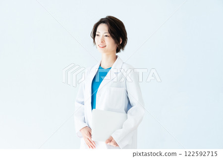 A woman in a white coat 122592715