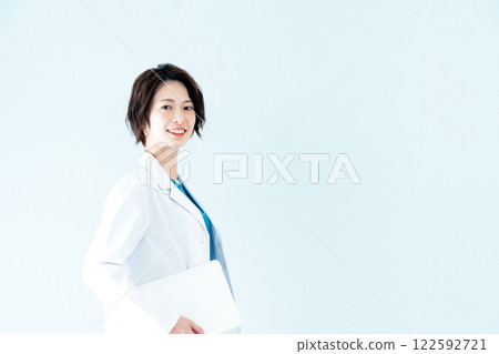 A woman in a white coat 122592721