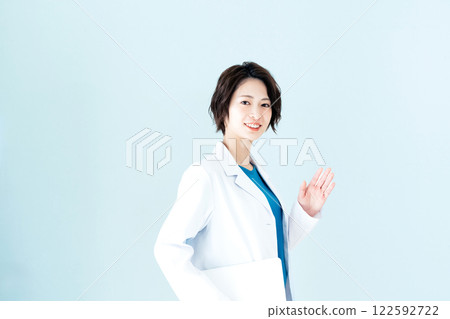 A woman in a white coat 122592722