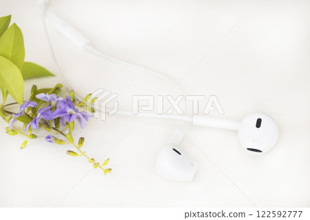 earphone connect listen mobile phone arrangement flat lay style  122592777