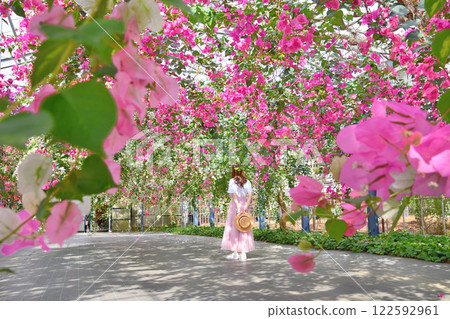 鮮花包圍的女人 鮮花包圍的女人 122592961