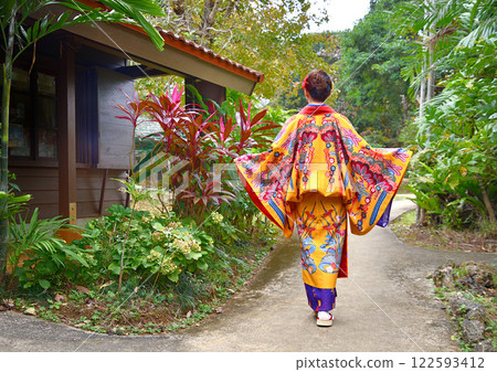 身著沖繩傳統服飾的女性 122593412