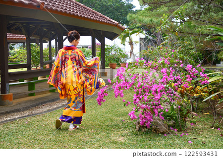 身著沖繩傳統服飾的女性 身著沖繩傳統服飾的女性 122593431