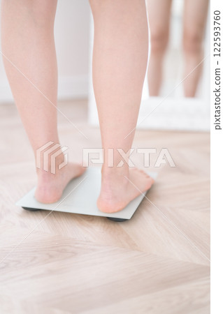 體重計上的年輕女子，沒有臉 122593760