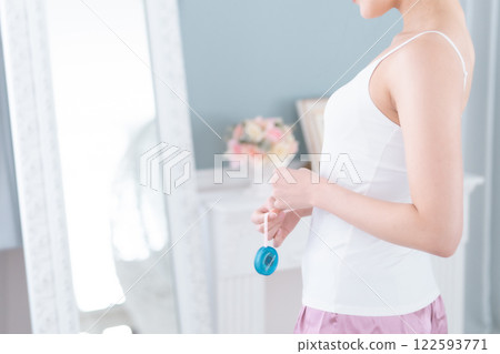 節食的女人拿著捲尺,沒有臉 節食的女人拿著捲尺,沒有臉 122593771