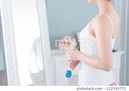 節食的女人拿著捲尺，沒有臉 122593772