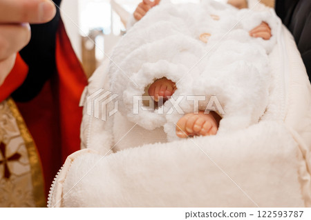 Tender Moment: A Close-up of a Baby Wrapped in a Cozy White Blanket 122593787
