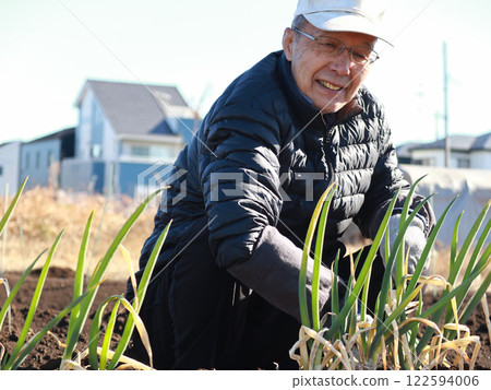 收割大蔥的老人 122594006