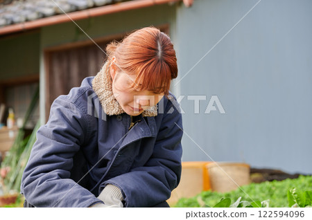 田間勞動的婦女、鄉村生活、家庭花園 122594096