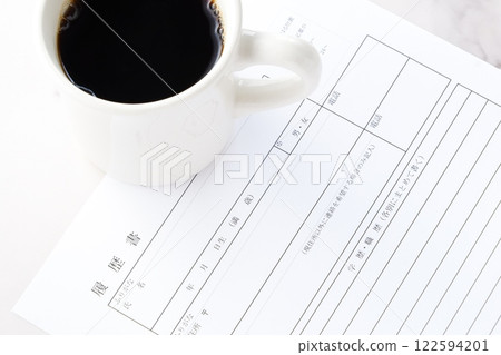 Creating a resume for job hunting while drinking coffee 122594201