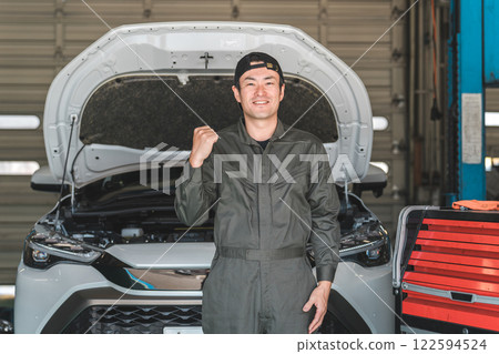 Middle-aged Asian man, mechanic, auto mechanic working at a repair shop 122594524