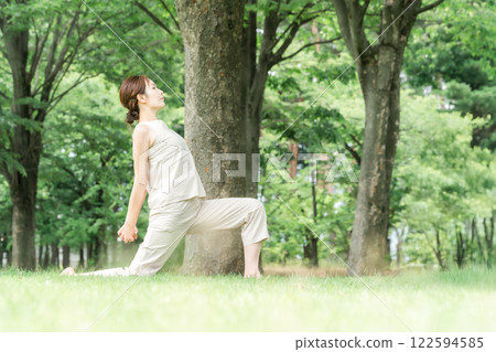 年輕的亞洲女性在公園做瑜珈、瑜珈、皮拉提斯、在森林/公園伸展運動 122594585