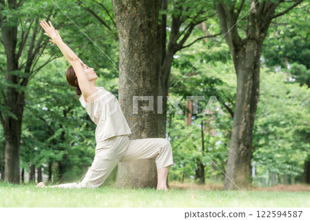 年輕的亞洲女性在公園做瑜珈、瑜珈、皮拉提斯、在森林/公園伸展運動 122594587