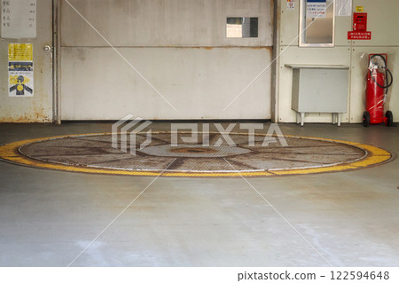 Turntable at the entrance to a multi-storey car park 122594648