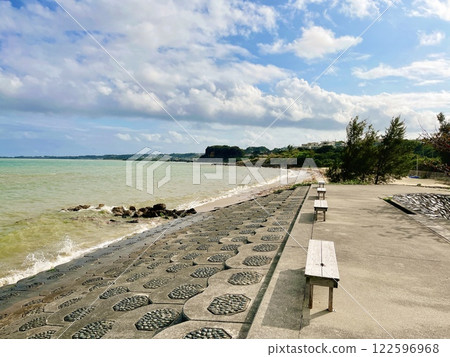 [Okinawa Prefecture] Bench and sea at Gushikawa Beach 122596968