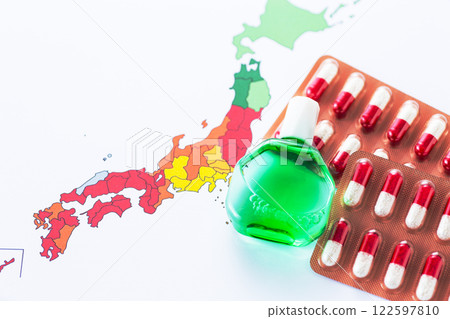 日本的花粉散播及膠囊藥品及眼藥水 日本的花粉散播及膠囊藥品及眼藥水 122597810