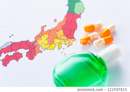 日本的花粉散播及膠囊藥品及眼藥水 日本的花粉散播及膠囊藥品及眼藥水 122597815
