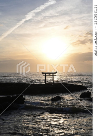 大洗海岸的朝日 122598115