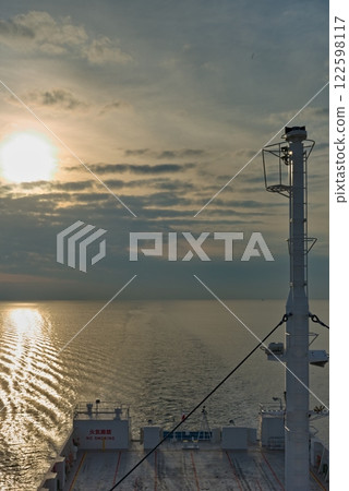 悠閒地航行在瀨戶內海的渡輪 122598117