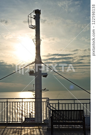 A ferry sailing leisurely through the Seto Inland Sea 122598138