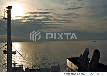 A ferry sailing leisurely through the Seto Inland Sea 122598139