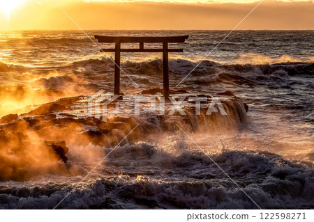 上磯的日出景象,海浪洶湧,岩石燃燒如火 上磯的日出景象,海浪洶湧,岩石燃燒如火 122598271