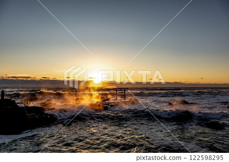 上磯的日出景象，海浪洶湧，岩石燃燒如火 122598295