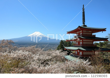 新倉山淺間神社的忠實塔,櫻花盛開,富士山的美景一覽無餘 新倉山淺間神社的忠實塔,櫻花盛開,富士山的美景一覽無餘 122598303