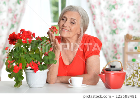 Portrait of happy aged woman drinking coffee  122598481