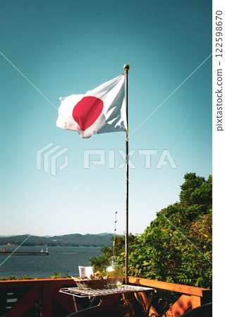 日本國旗在風中和海中飄揚 日本國旗在風中和海中飄揚 122598670