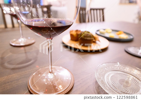 Dining and wine 122598861