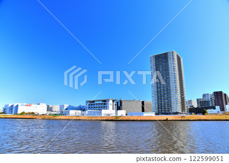 眺望中川對岸的City Terrace金町和金町站（東京都葛飾區） [2025.1] 122599051