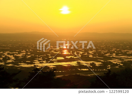 【富山縣】散落的村莊、稻田和日落的絕美景色 【富山縣】散落的村莊、稻田和日落的絕美景色 122599120