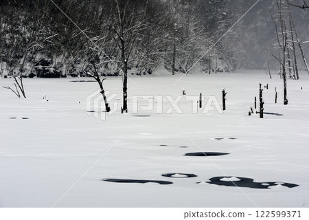 Winter natural lake 122599371