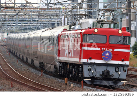 Group train: Sleeper express Cassiopeia (Utsunomiya Line: hauled by EF81 No. 95) 122599399