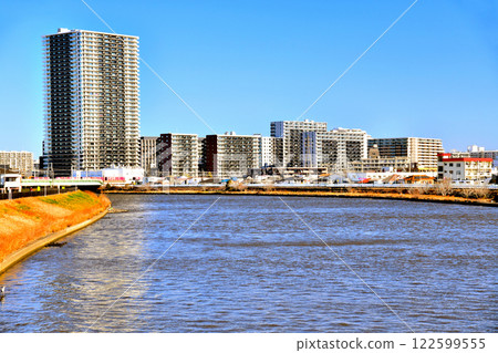 View of City Terrace Kanamachi and Kanamachi Station from Nakagawa Bridge/Nakagawa River (Katsushika Ward, Tokyo) [2025.1] 122599555