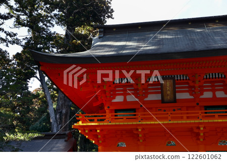 千葉有許多迷人的景點（香取神社的樓門與神社主樓一樣，是國家重要文化財產，於 1700 年根據德川綱吉的命令建造的。） 122601062
