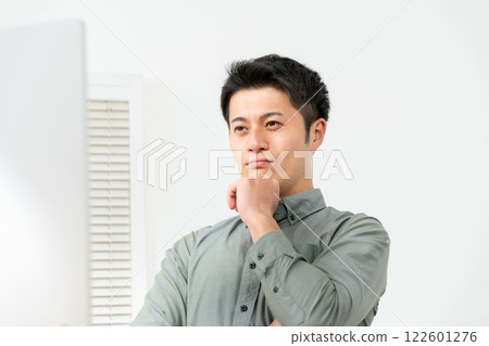 男性商務電腦 122601276