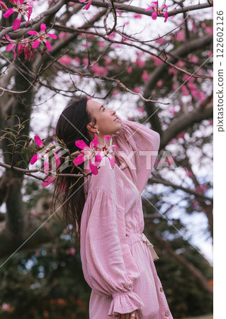 Beautiful young woman in sakura cherry blossom park in spring day Beautiful young woman in sakura cherry blossom park in spring day 122602126