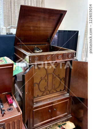 Listening to records on a gramophone 122603054