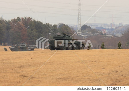 陸上自衛隊奪島演習：自衛隊奪取敵方陣地；空降投彈開始 122603341